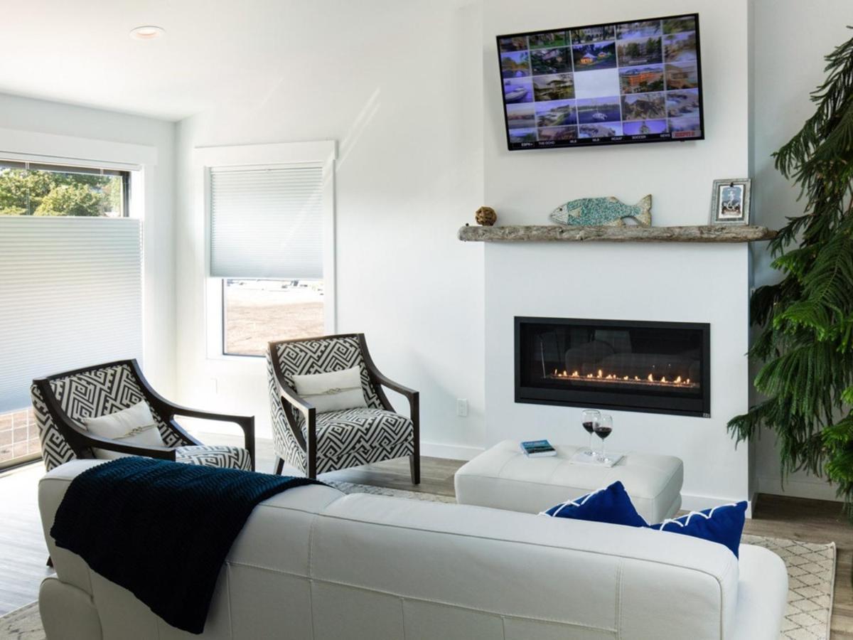 The Web Suites Friday Harbor Room photo